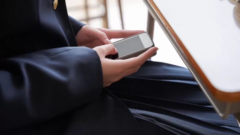 Celular sala de clases GettyImages-1285057892 web