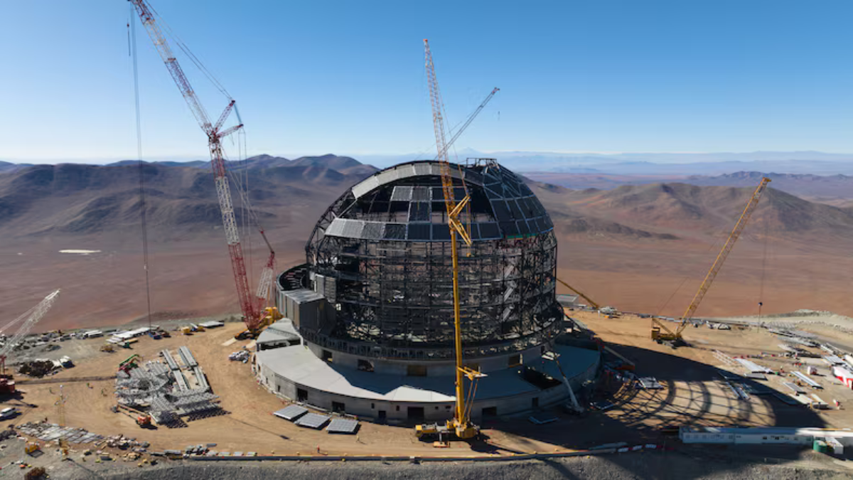 Esta imagen tomada con un dron en junio de 2024 muestra el progreso de la construcción de la cúpula del Extremely Large Telescope ( ELT )