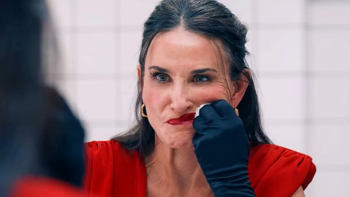 La Sustancia Demi Moore lucha contra su propio cuerpo en la película