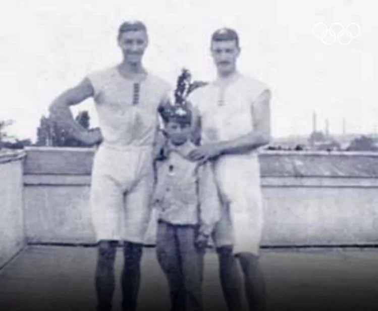 Niño desconocido es timonel de duo de remo de los Países Bajos en Juegos Olímpicos de París 1900