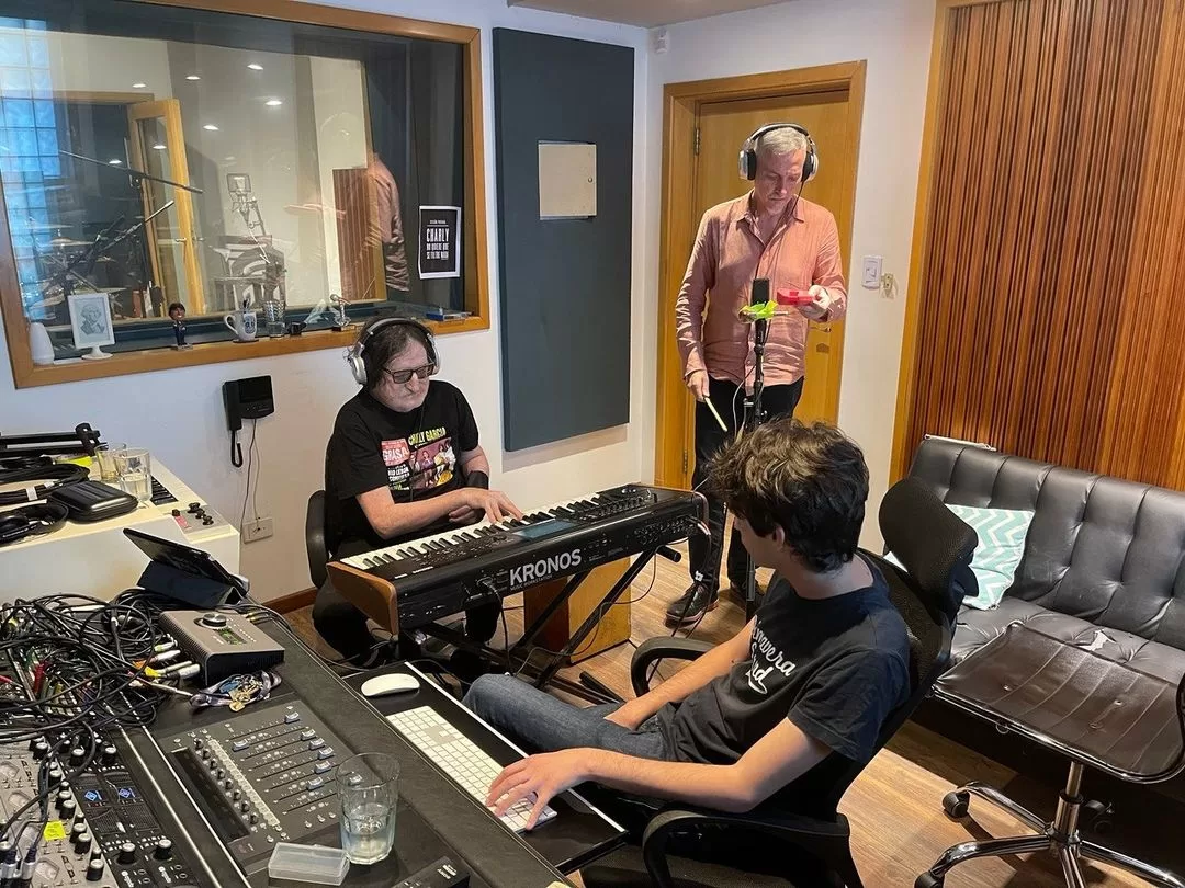 Post de Instagram de Pedro Aznar junto a Charly García en el estudio (Instagram)