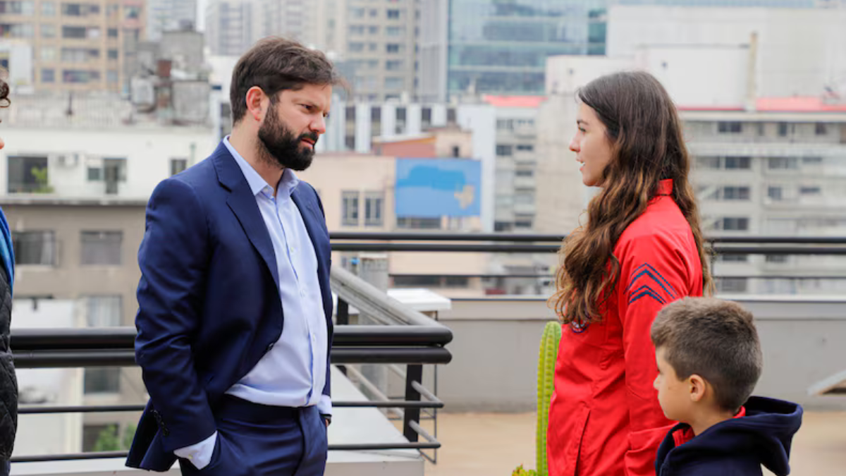 El Presidente Boric conversando con Paula Carrasco y su hijo. Foto MMA.