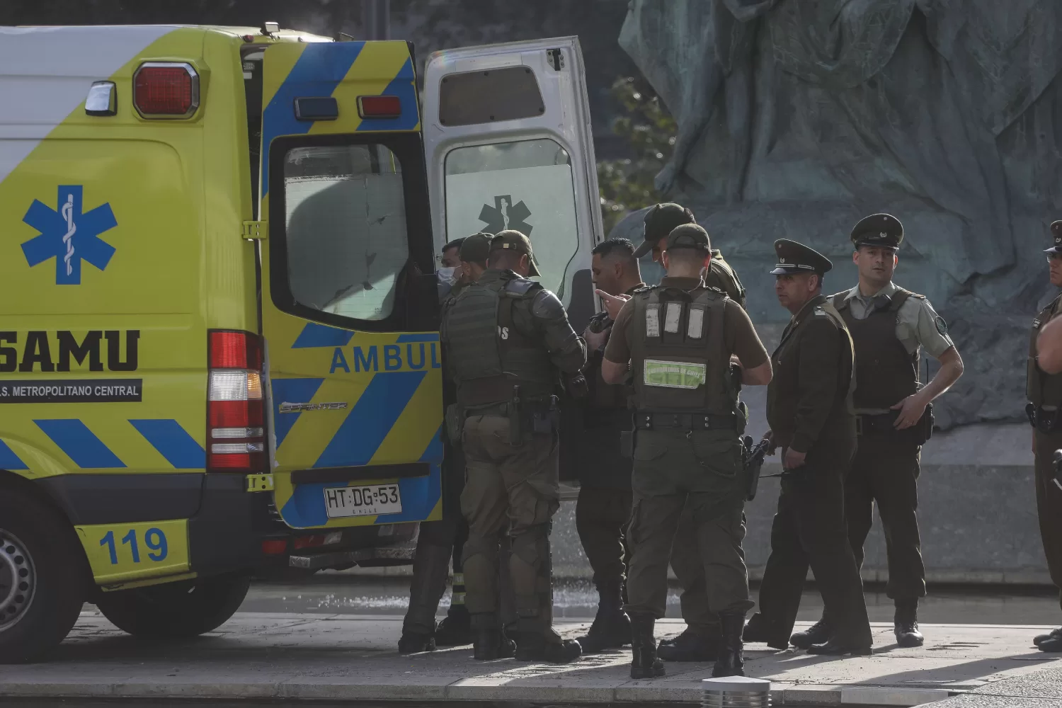 Personal de Carabineros y de SAMU trabajando afuera del palacio de tribunales.