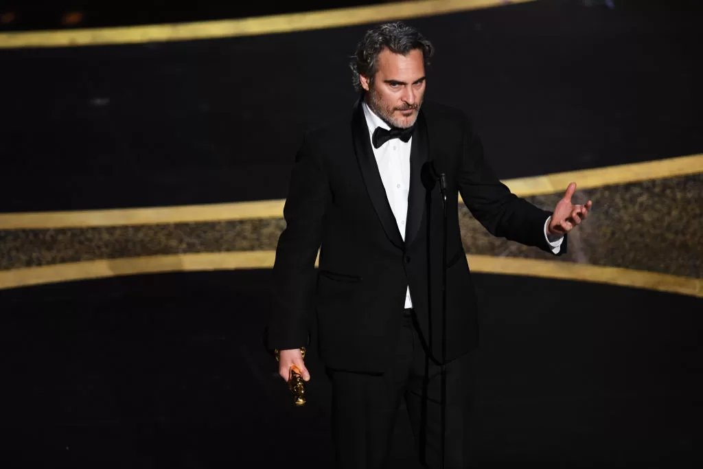 Joaquín Phoenix recibiendo el Óscar por su interpretación en 'Joker', 2019 | Getty Images