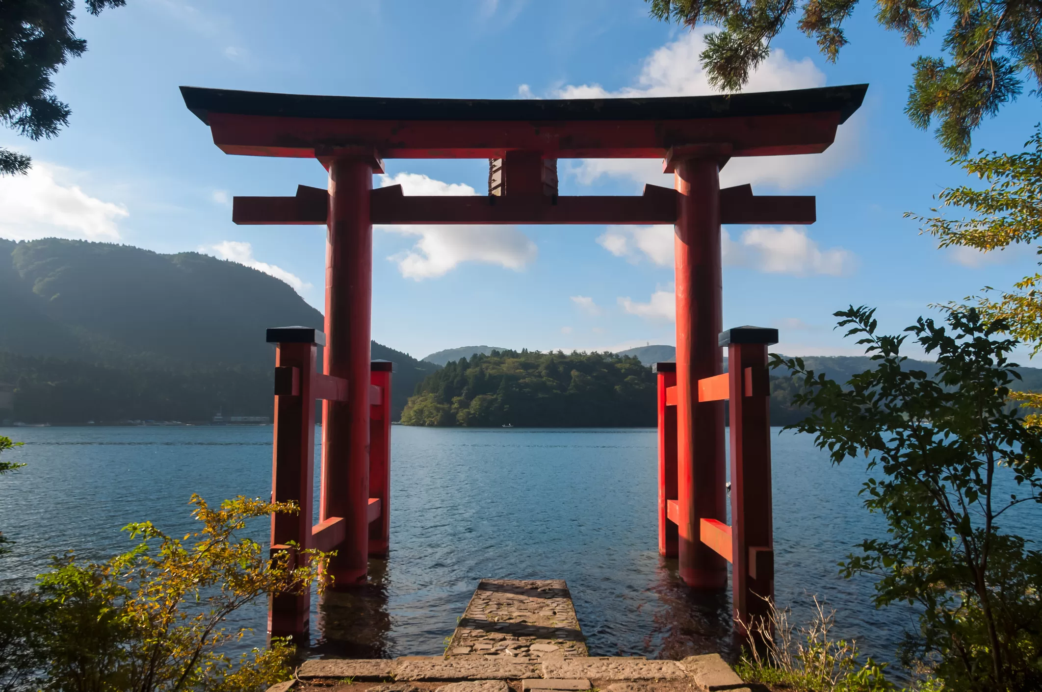 Puerta torii frente a la costa del Lago Ashi, cerca de Monte Fuji en Japón (Getty Images)