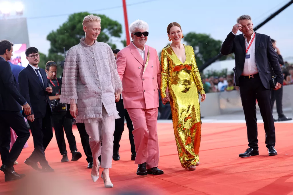 Tilda Swinton, Pedro Almodóvar y Julianne Moore en el Festival de Venecia, 2024 | Getty Images