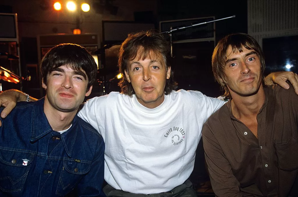 Noel Gallagher y Paul McCartney junto a Paul Weller, 1995 | Getty Images 