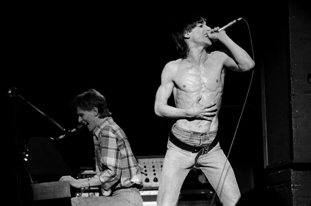 Iggy Pop y David Bowie actuando en vivo, 1977 | Getty Images