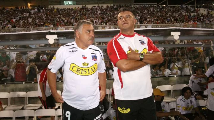 Claudio Borghi junto a Carlos Caszely en la banca de Colo Colo | Photosport