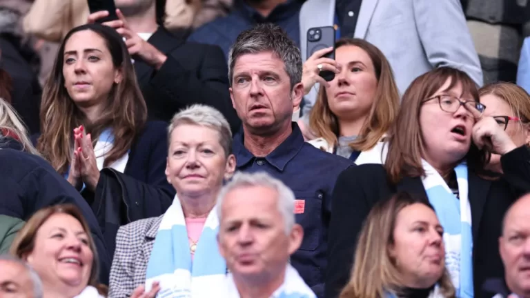 Noel Gallagher en el estadio del Manchester City junto a su hijo. Foto: GettyImages.