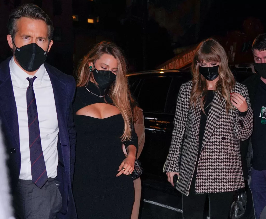 Ryan Reynolds con su esposa y Taylor Swift 