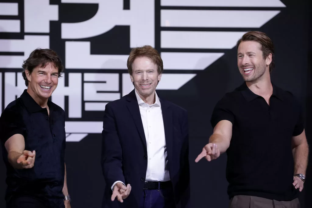 Tom Cruise junto a Glen Powell. Foto: Getty Images.