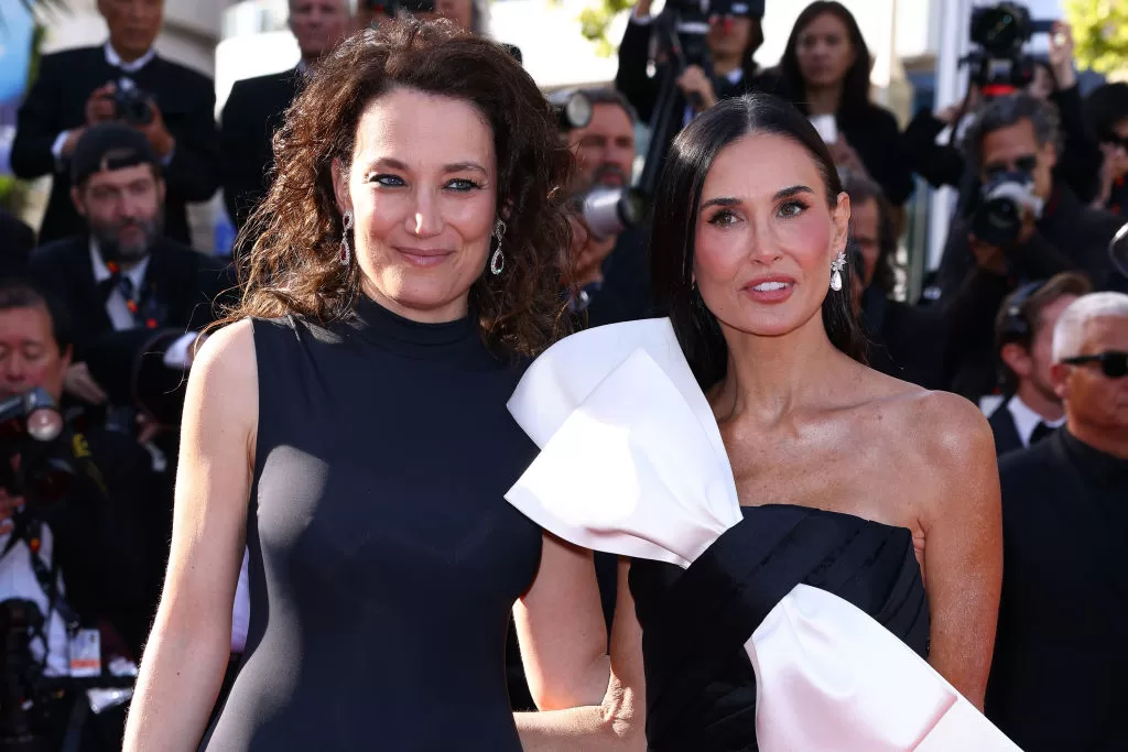 Coralie Fargeat y Demi Moore, Festival de Cine de Cannes, 2024 | Getty Images.