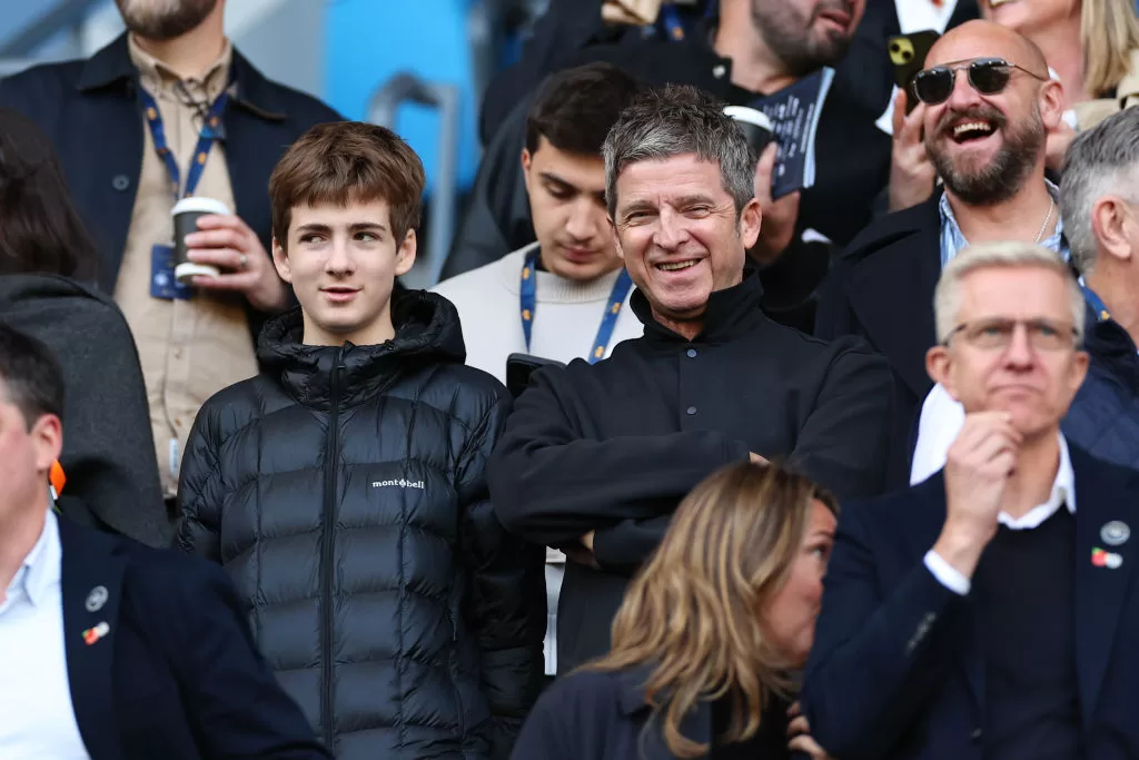 Noel Gallagher en el estadio del Manchester City junto a su hijo. Foto: GettyImages.