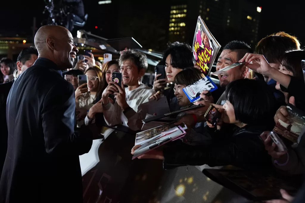 Denzel Washington firmando autógrafos en la premier de Gladiador 2. Foto: Getty Images.