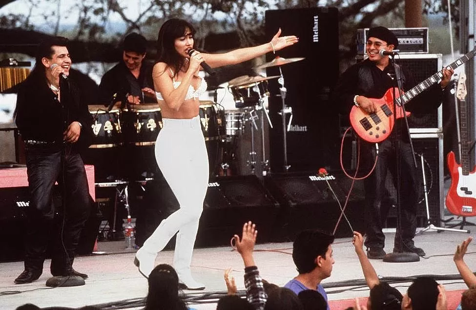 Jennifer Lopez interpretando a Selena Quintanilla en Selena (1997) | Getty Images