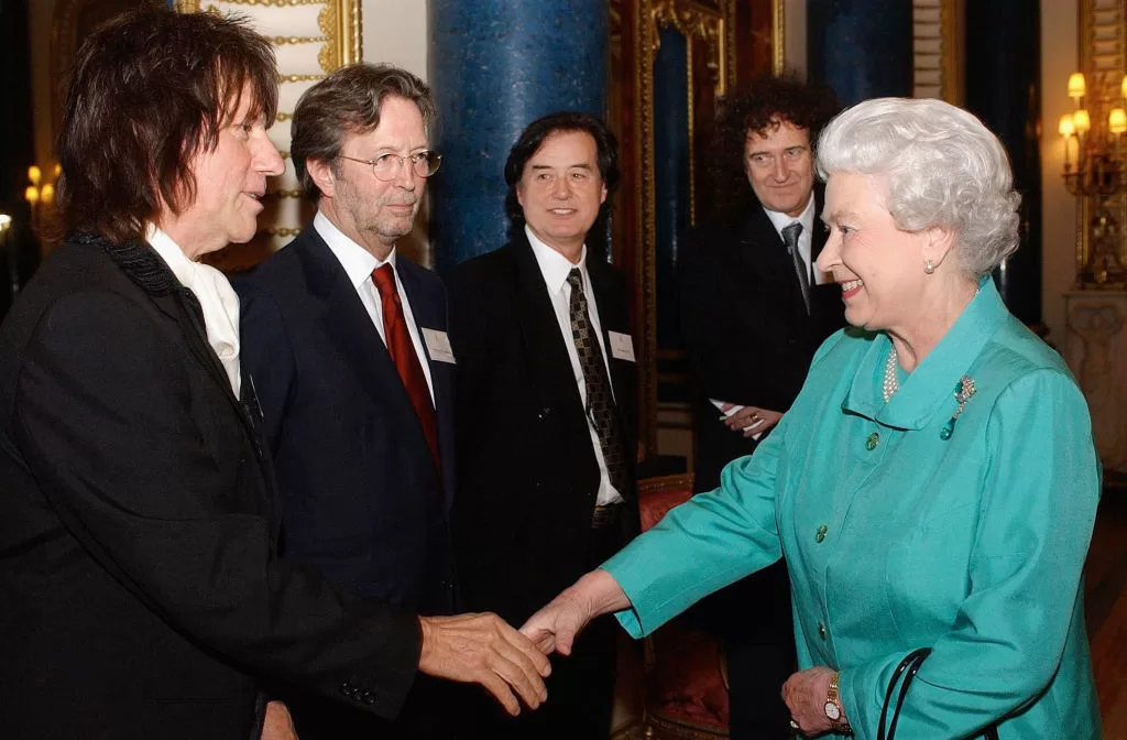 Jeff Beck, Eric Clapton, Jimmy Page y Brian May conocen a la Reina Isabel II, 2005 | Getty Images