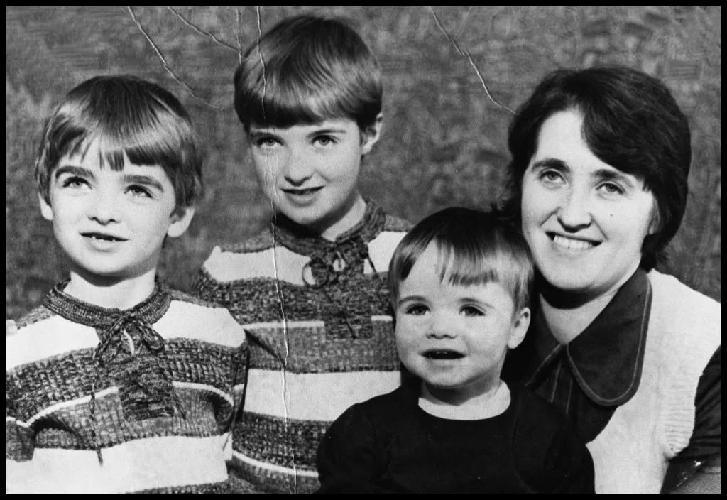 Peggy Gallagher junto a sus hijos Paul, Noel y Liam | Getty Images