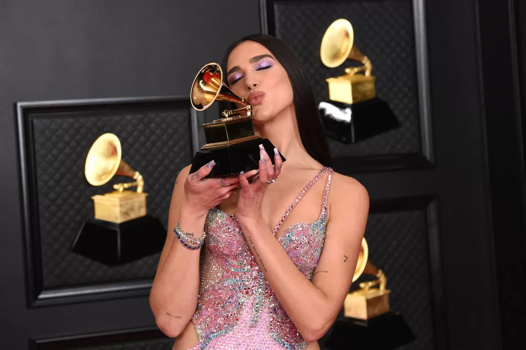 Dua Lipa luego de ganar el Grammy a Mejor Interpretación Vocal Pop, 2021 | Getty Images