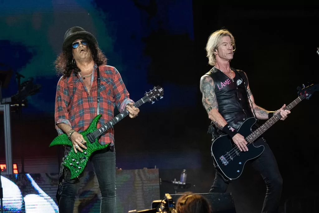 Slash y Duff McKagan tocando en Guns And Roses, 2023 | Getty Images