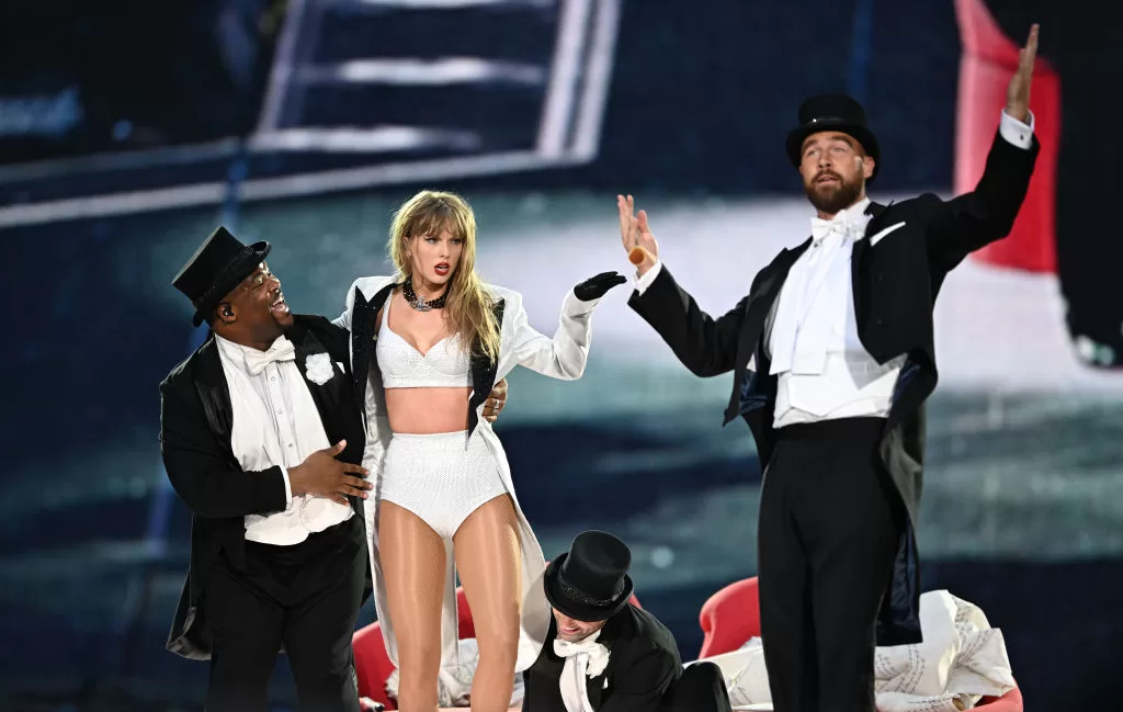 Taylor Swift junto a su novio Travis Kelce. Foto: Getty Images.