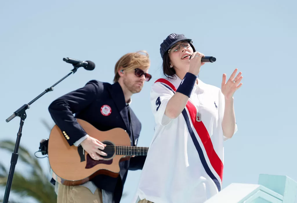 Billie Eilish junto a Finneas en la ceremonia de clausura de los JJ.OO, 2024 | Getty Images