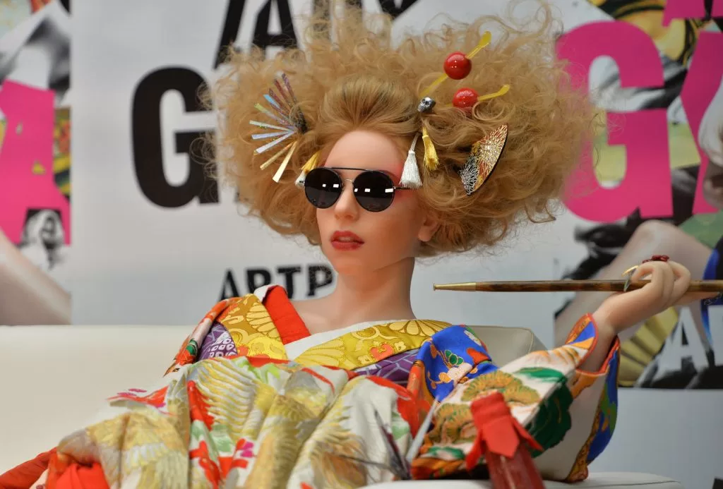 Lady Gaga utilizando uno de sus estrafalarios atuendos, 2013 | Getty Images