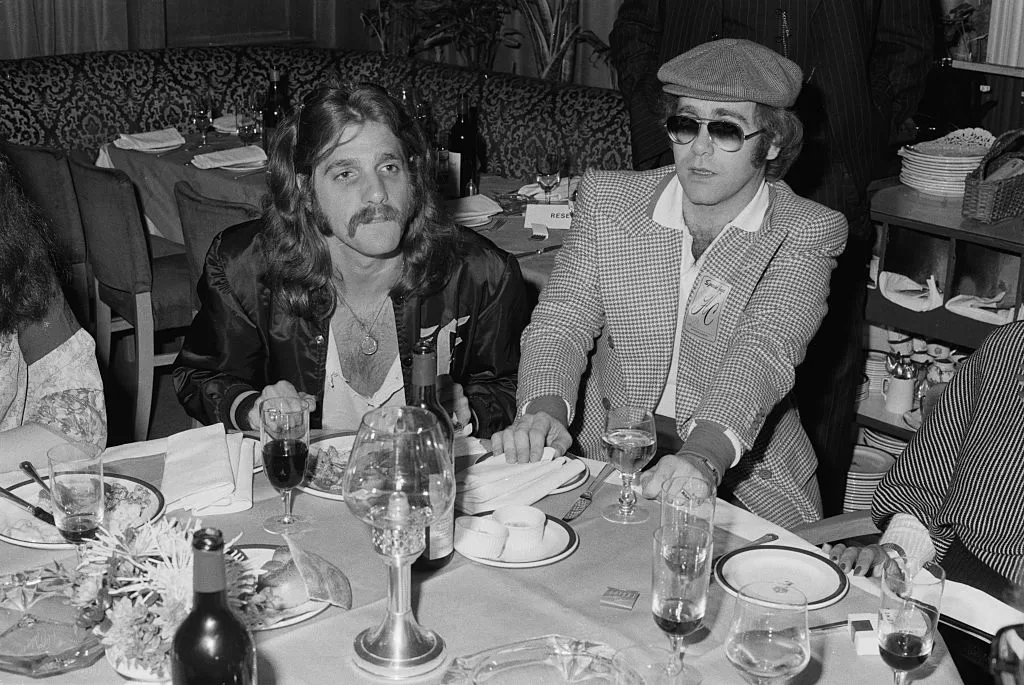 Elton John junto a Glenn Frey compartiendo una fiesta en 1977 | Getty Images