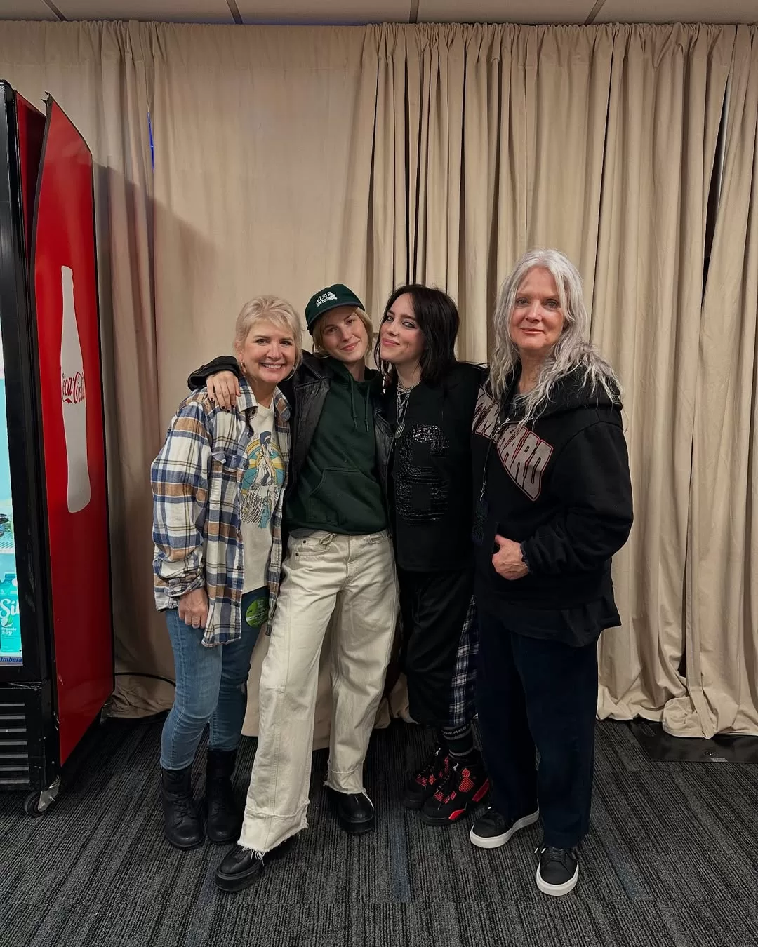 Billie Eilish, su madre, Hayley Williams y la suya. Foto: Cristi Williams. 