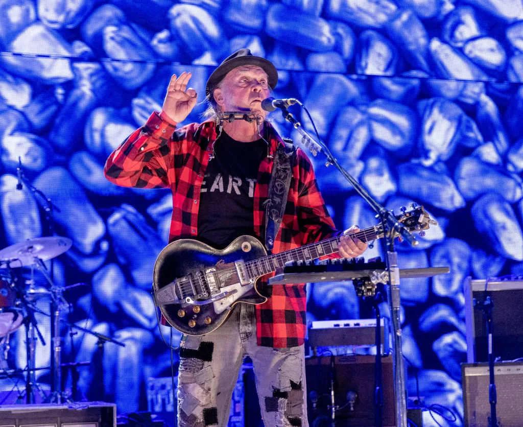 Neil Young presentándose en Farm Aid 2024 | Getty Images