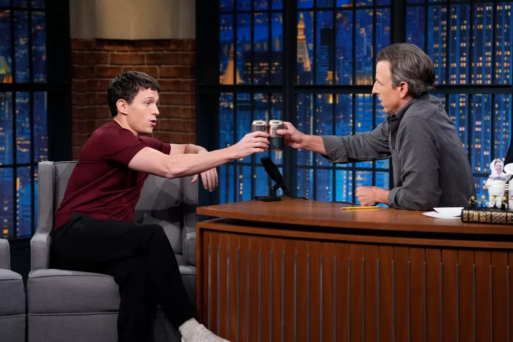 Tom Holland en Late Night with Seth Meyers, 2024 | Getty Images 