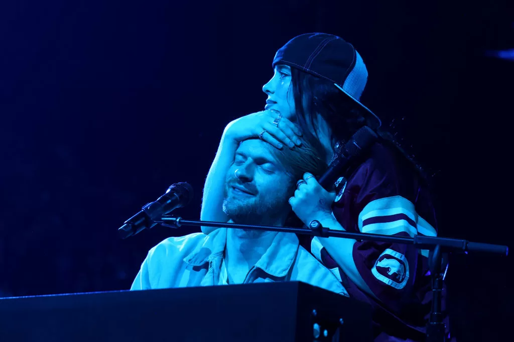 Billie Eilish con su hermano Finneas. Foto: GettyImages. 